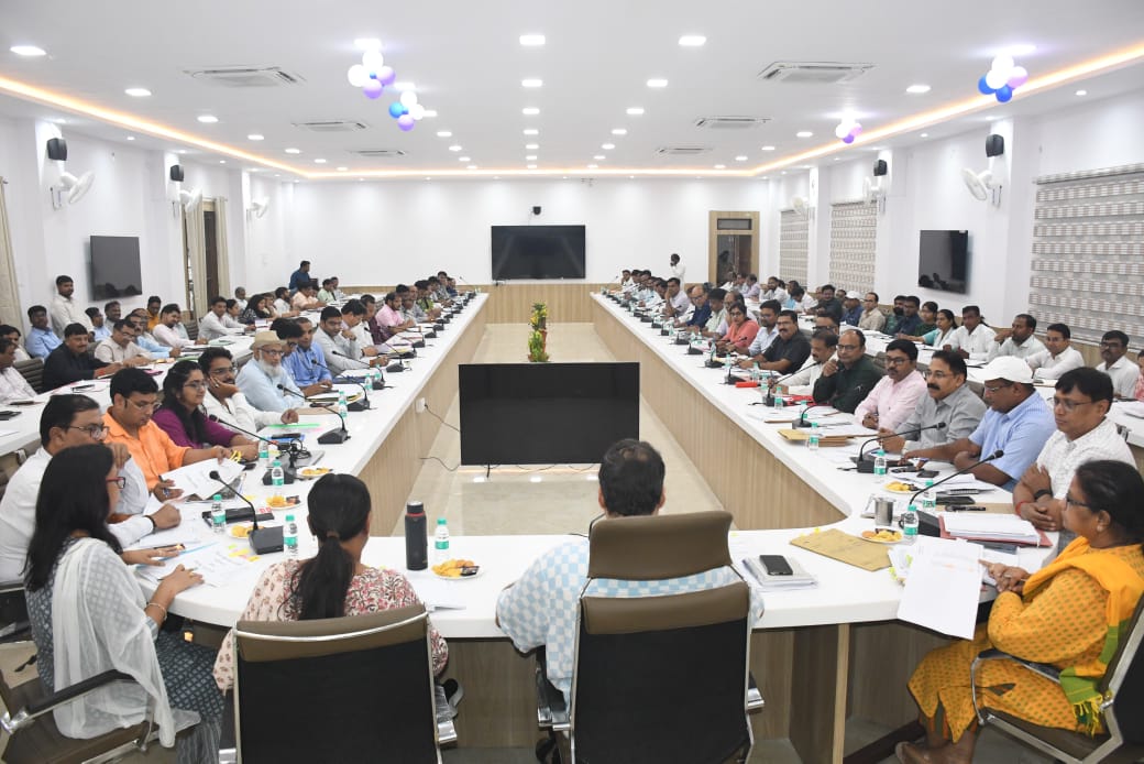 प्रयागराज : जिलाधिकारी ने वृक्षारोपण की जिओ टैगिंग कराते हुए उसे हरितिमा एप अपलोड किए जाने की प्रगति की समीक्षा की