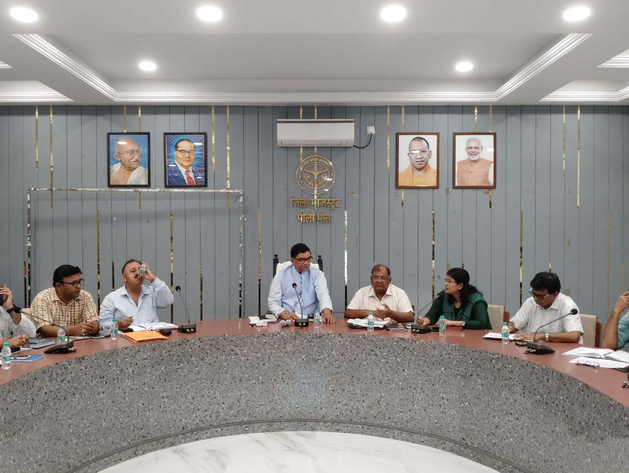 पीलीभीत : योजनाओं को समयबद्ध व लक्ष्य के अनुरूप करें पूर्ण-जिलाधिकारी।