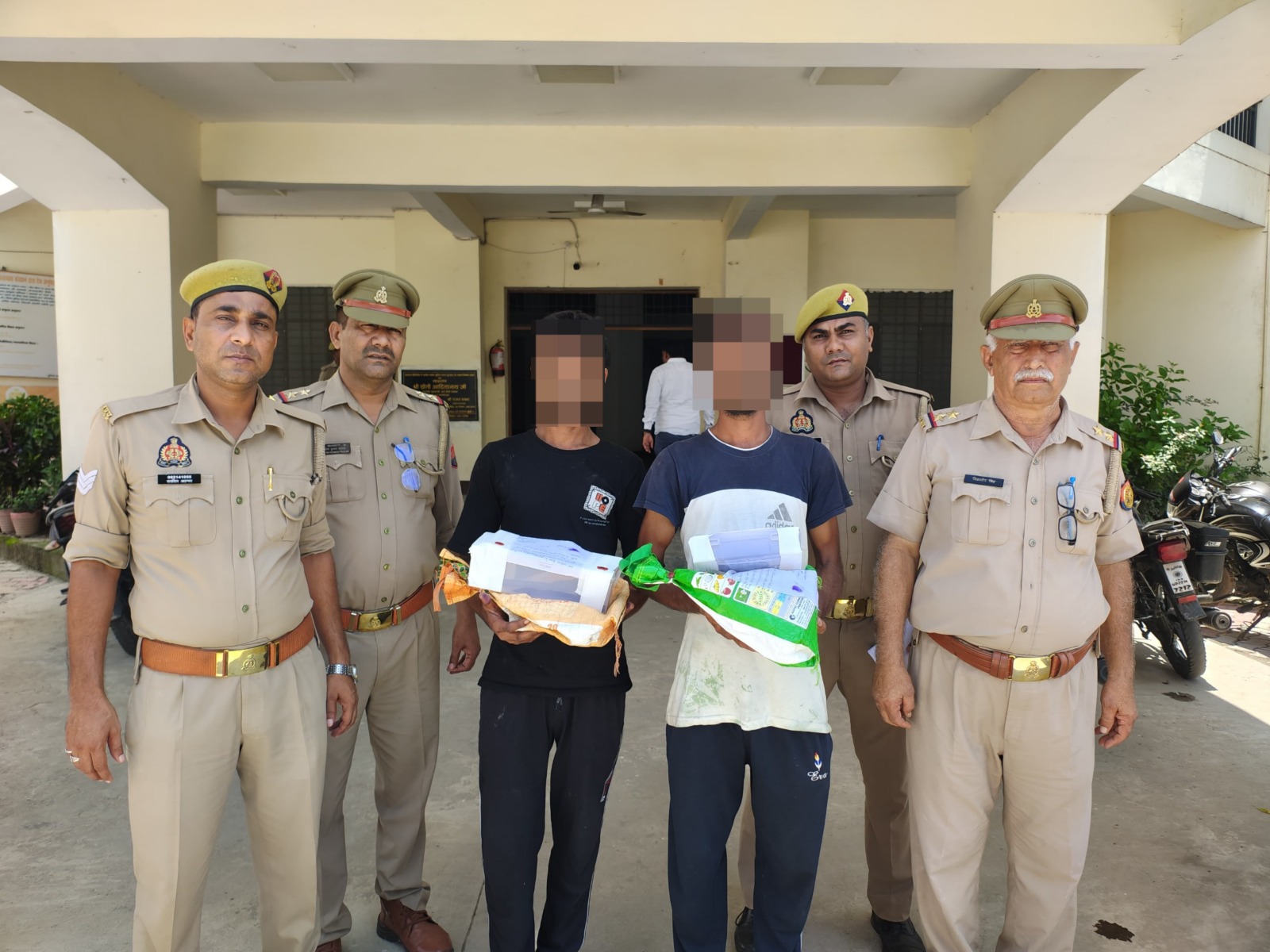पीलीभीत : गोवंशीय पशुओं का वध करने के मामले में पुलिस ने फरार चल रहे दो आरोपियों को दबोच लिया।