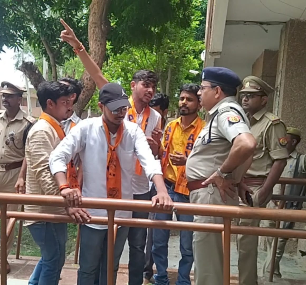 लखीमपुर खीरी : जवाहर नवोदय विद्यालय के छात्र प्रिंसिपल के खिलाफ हड़ताल पर,लगाए गंभीर आरोप