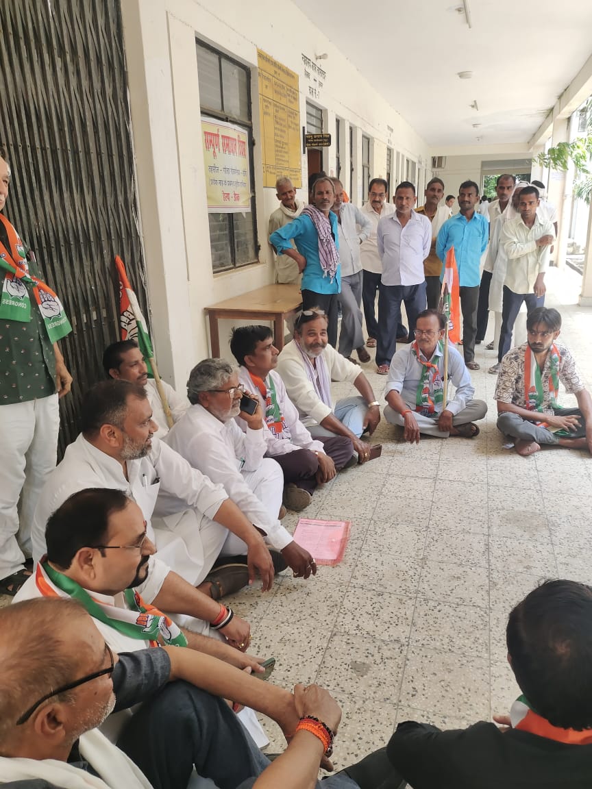 लखीमपुर खीरी : कांग्रेस नगर अध्यक्ष अजीत जैन की अगुवाई में किसानों की समस्याओं को लेकर एसडीएम गोला को दिया ज्ञापन