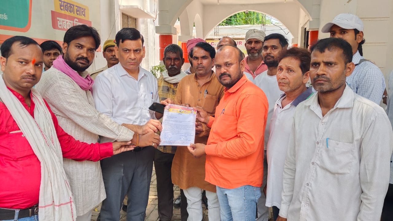 जौनपुर :विद्यालय विलय करने का आदेश  निरस्त करने क़ो लेकर सरदार सेना ने राज्यपाल क़ो दिया पांच सूत्रीय ज्ञापन