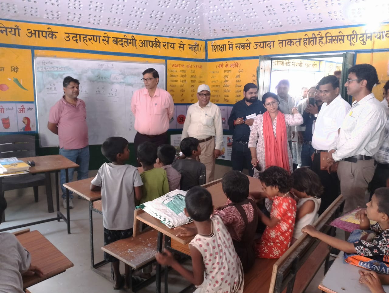 पीलीभीत:जिलाधिकारी ने प्राथमिक विद्यालय व बहुउद्देशीय प्राथमिक ग्रामीण सहकारी समिति लि0 का किया निरीक्षण।