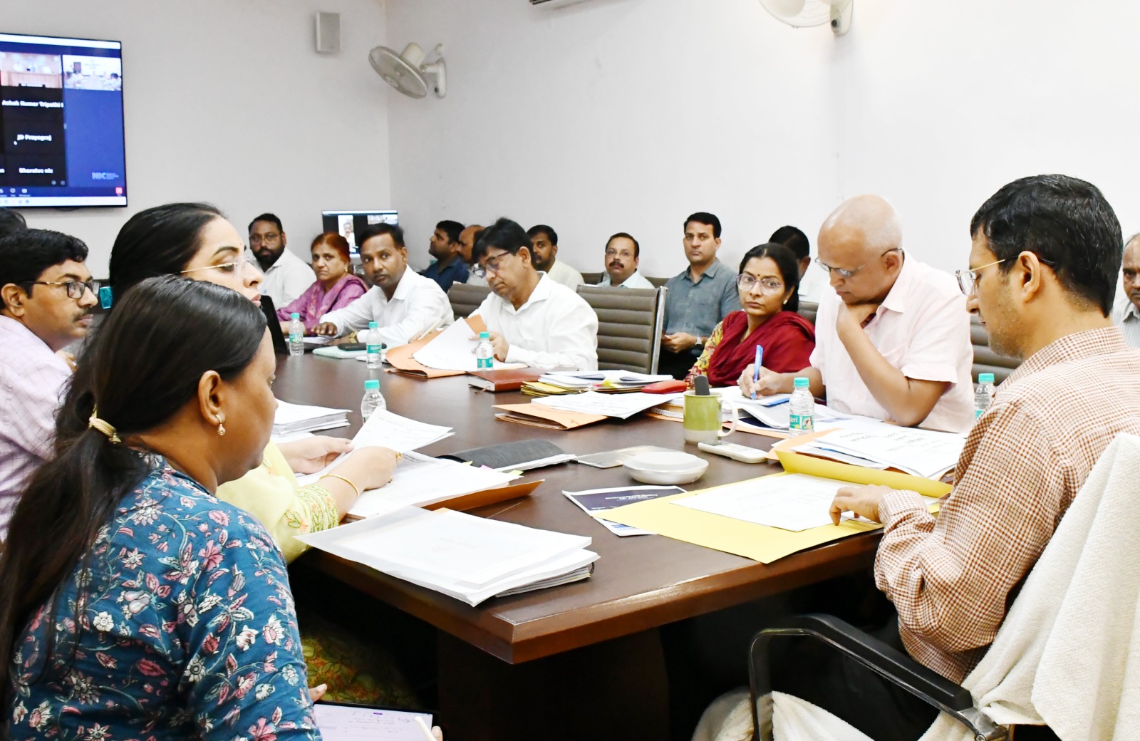 प्रयागराज: जनशिकायतों का समयबद्ध एवं गुणवत्तापूर्ण ढंग से निस्तारण एवं योजनाओं के क्रियान्वयन में किसी भी प्रकार की लापरवाही या उदासीनता क्षम्य नहीं