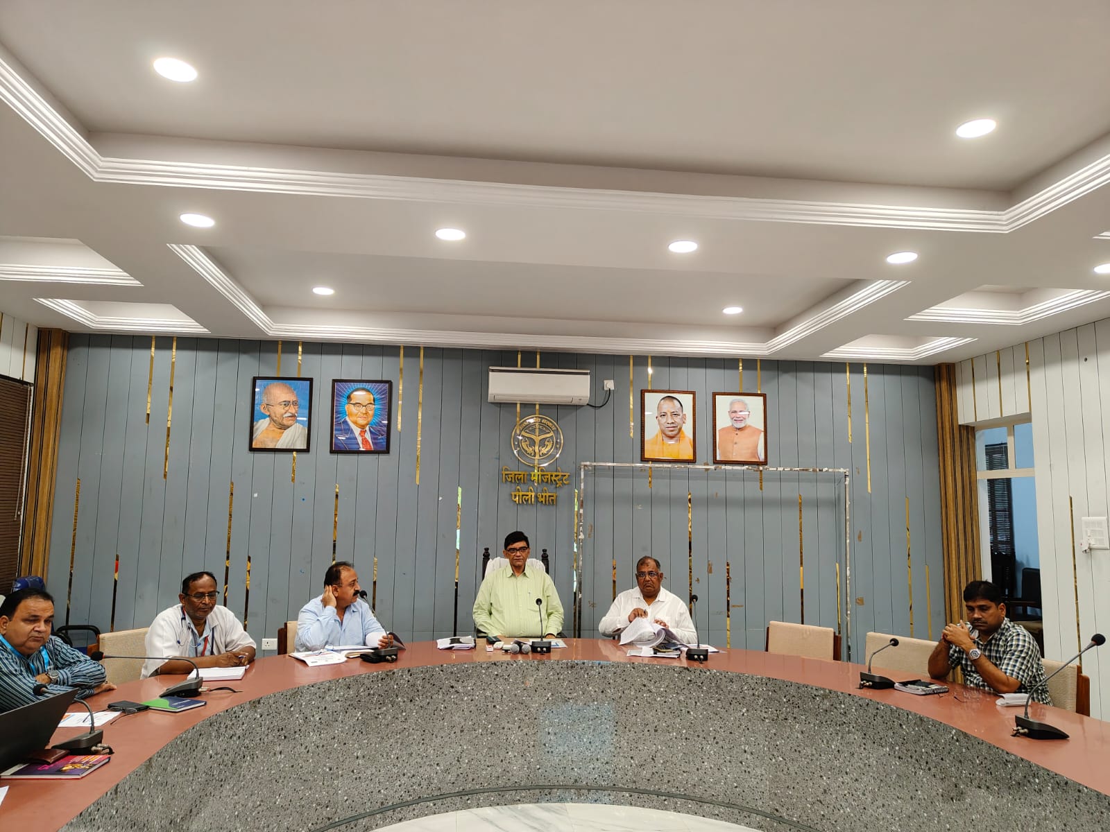 पीलीभीत:संचारी रोग नियंत्रण एवं दस्तक अभियान के तहत विभागों द्वारा किए जा रहे कार्यों की समीक्षा।