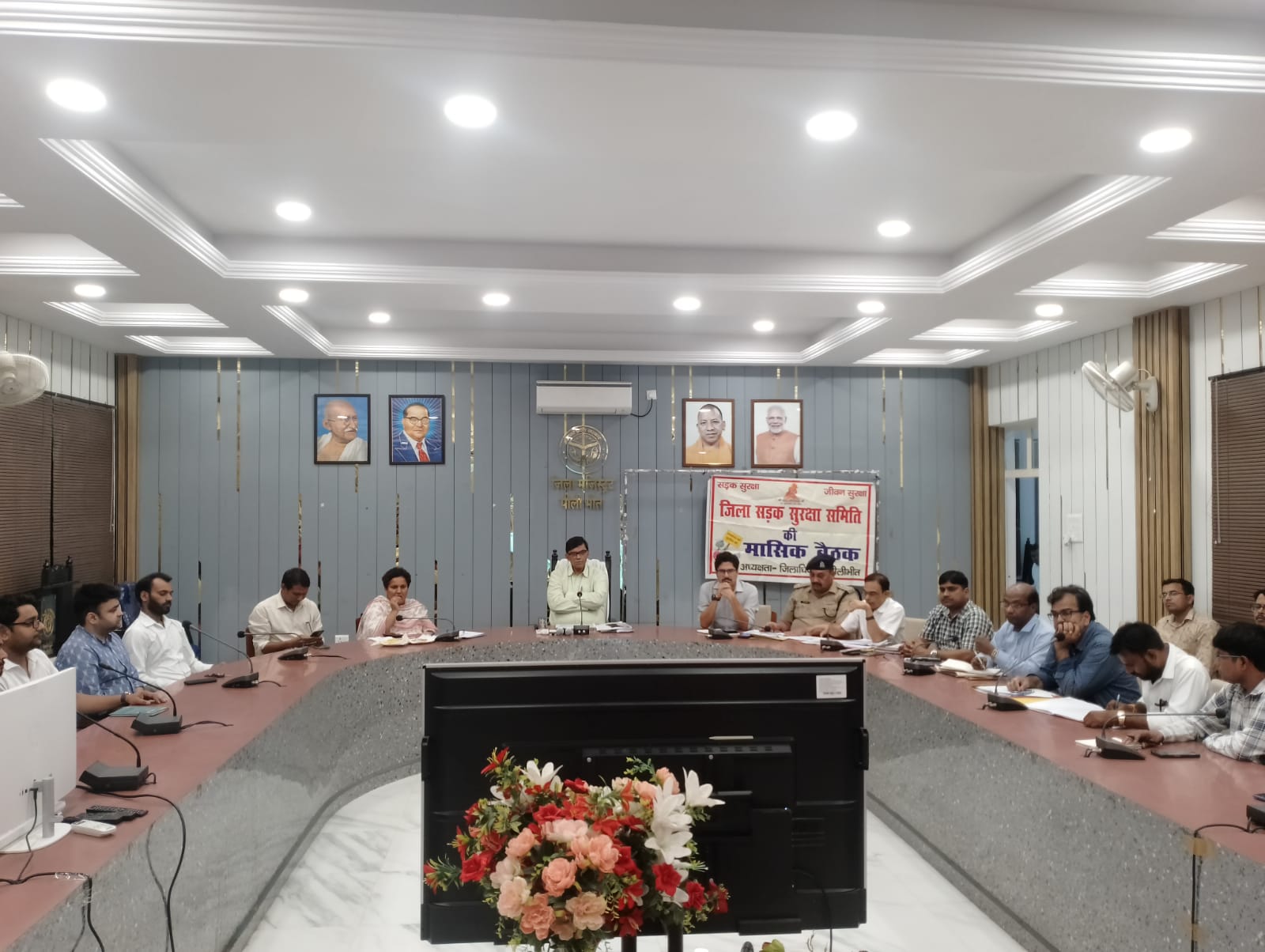 पीलीभीत:जिलाधिकारी ने प्रधानाचार्य एवं विद्यालय प्रबंधकों को विद्यार्थियों को सड़क सुरक्षा, स्वच्छता एवं वृक्षारोपण के संबंध में जागरूक करने के दिए निर्देश।