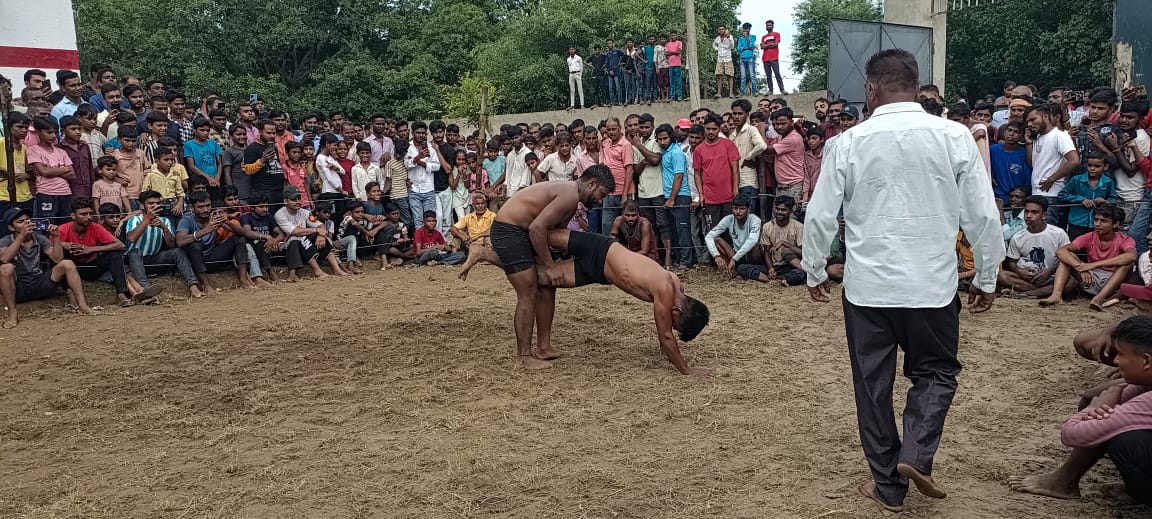 पीलीभीत:क्षेत्र के कई गांवों के पहलवानों ने दंगल प्रतियोगिता में कुश्तियां जीती
