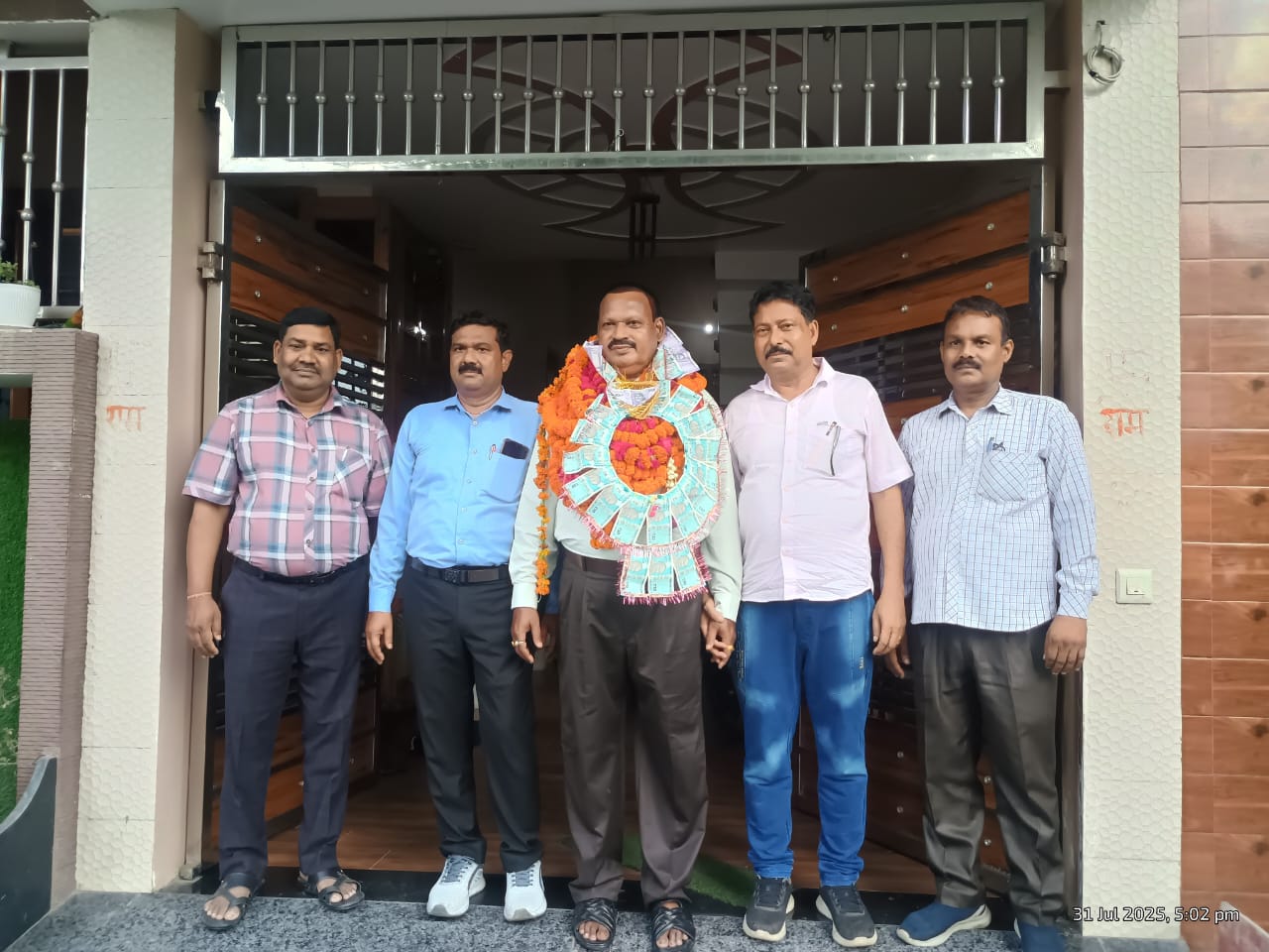 पीलीभीत:चीफ फार्मासिस्ट मुकेश राणा हुए सेवानिवृत्त, धूम धड़ाके से हुई बिदाई