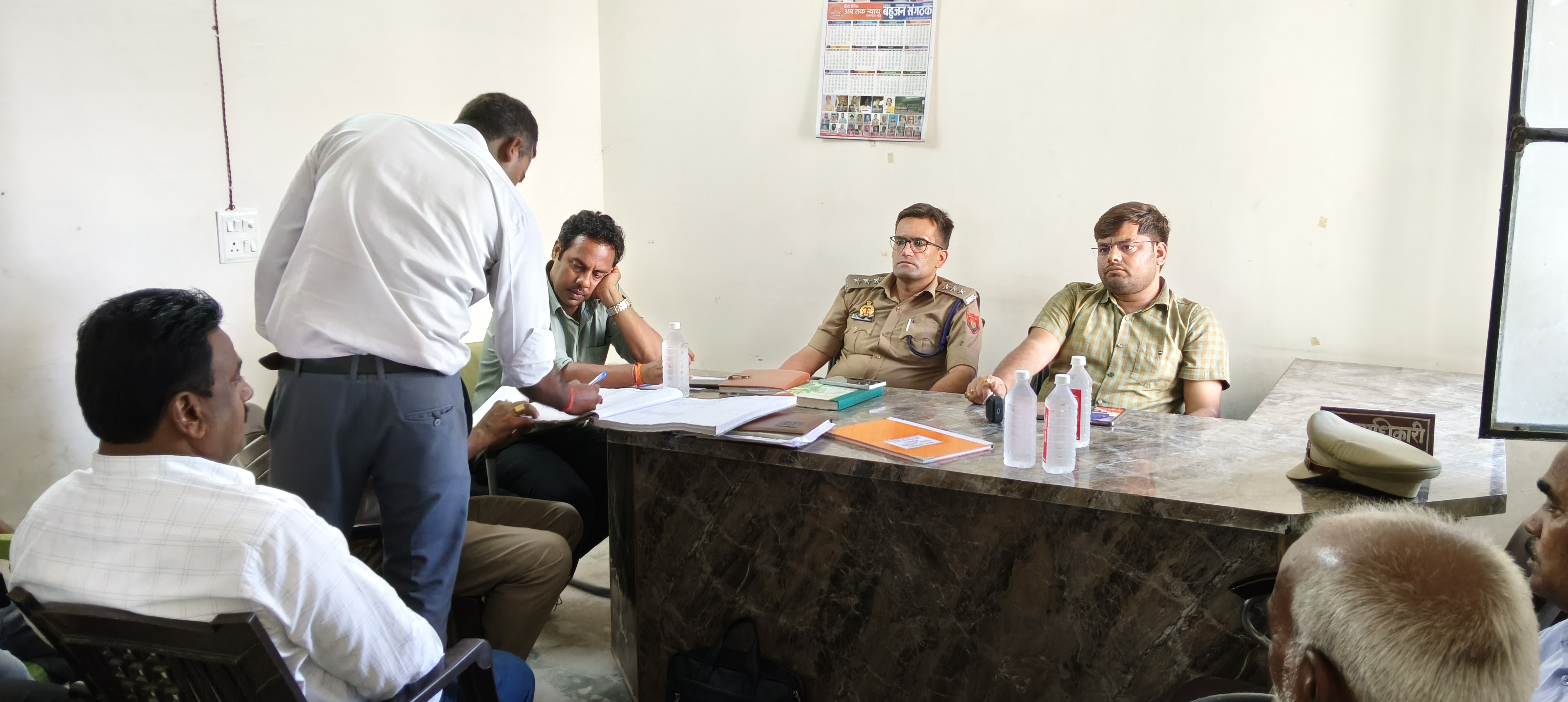 पीलीभीत:समाधान दिवस में उपजिलाधिकारी एवं नायब तहसीलदार सुनी समस्याएं