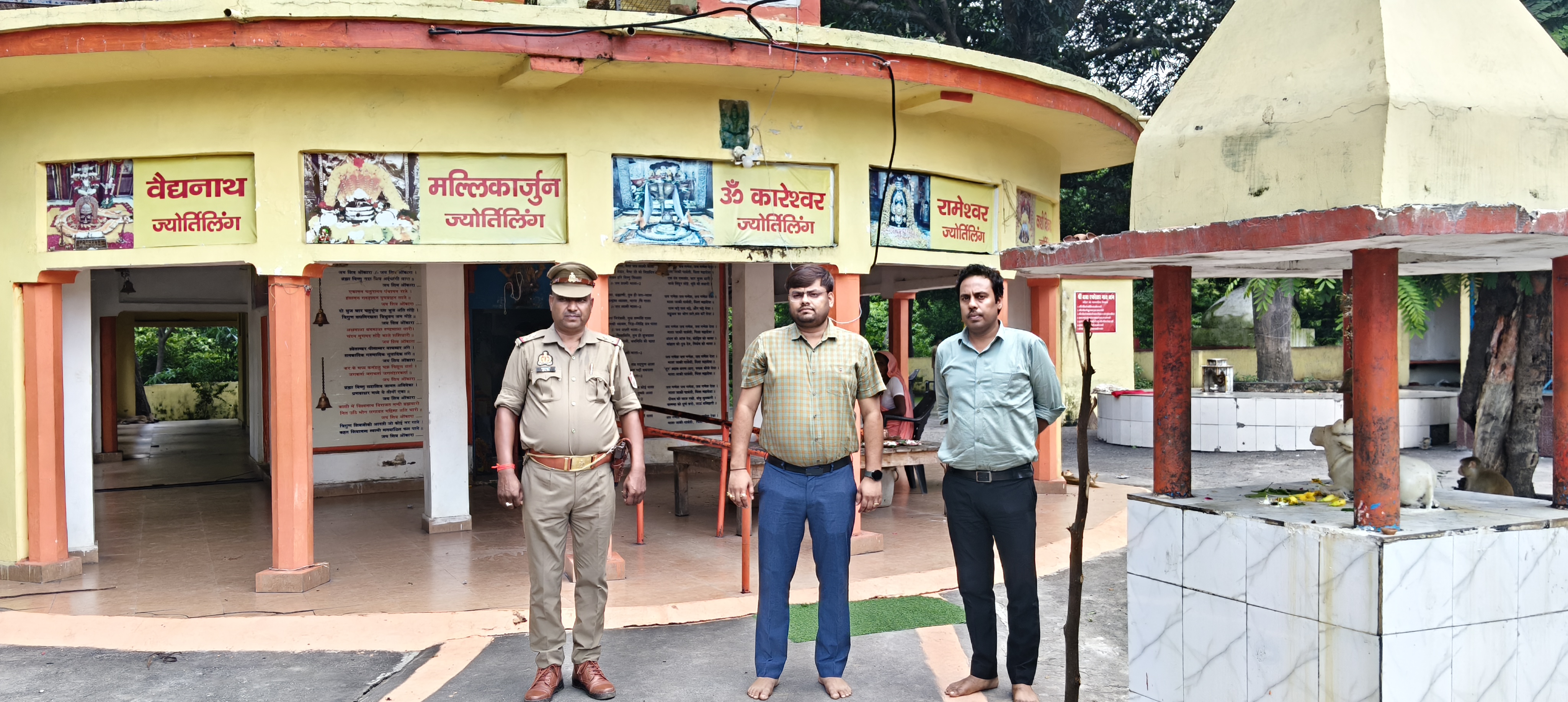 पीलीभीत:उपजिलाधिकारी एवं नायब तहसीलदार ने बाबा इकोत्तरनाथ मंदिर व रास्ता का निरीक्षण।