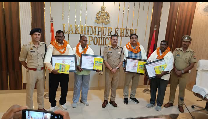 लखीमपुर खीरी : सेवानिवृत्त हुए पुलिसकर्मियों को अपर पुलिस अधीक्षक खीरी ने किया सम्मानित