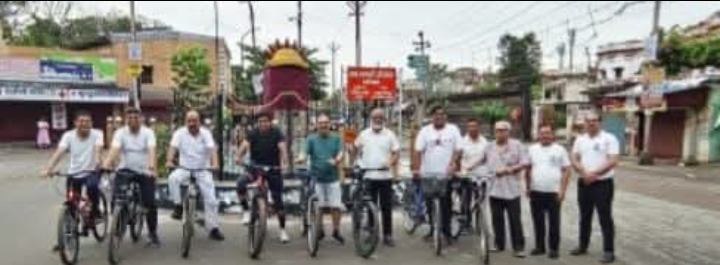 लखीमपुर खीरी - डॉक्टर्स डे पर स्वास्थ्य का संदेश लेकर डॉक्टरों ने निकाली साइकिल रैली