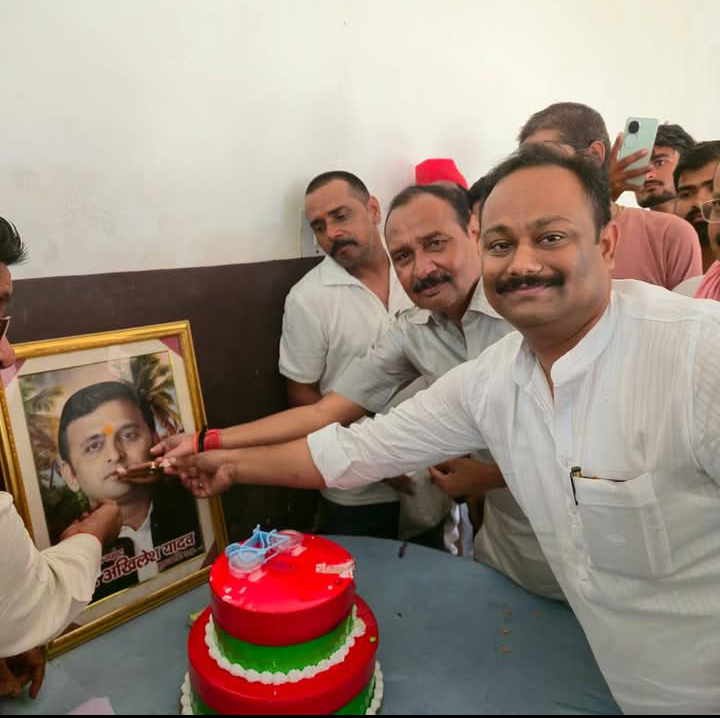 लखीमपुर खीरी : पूर्व मुख्यमंत्री का हर्षोल्लास के साथ मनाया गया जन्मदिवस, खीरी सांसद एवं पूर्व गोला विधायक ने केक काटकर किया खुशी का इजहार