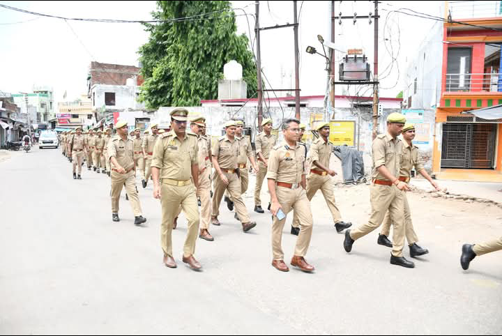 लखीमपुर खीरी : मोहर्रम को लेकर एसपी सहित पुलिस बल ने किया फ्लैग मार्च