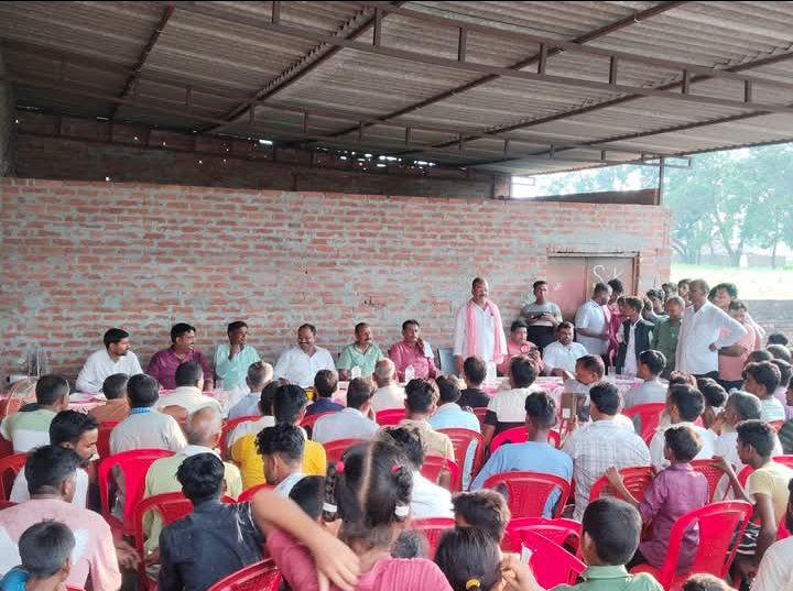 लखीमपुर खीरी : खीरी सांसद व पूर्व विधायक ने जनपंचायत लगाकर पी०डी०ए वाली सरकार बनाने का लिया संकल्प