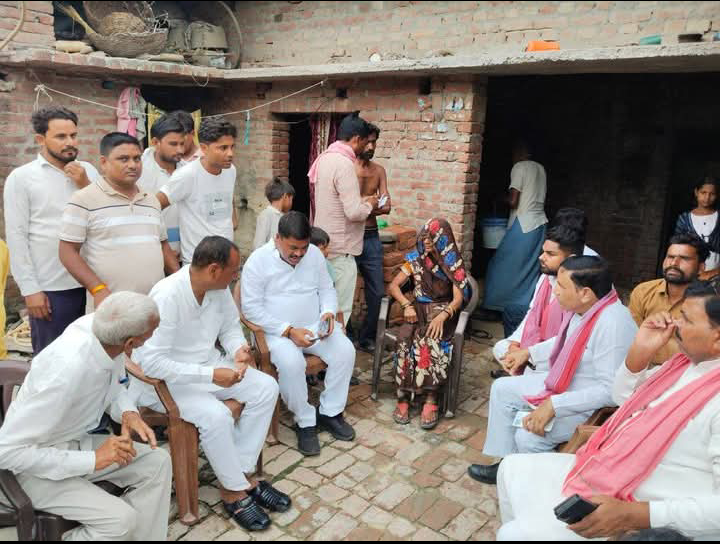 लखीमपुर खीरी : पीड़ित परिवार से मिला सपा का एक प्रतिनिधि मंडल