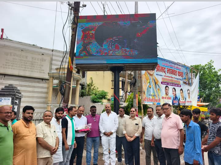 लखीमपुर खीरी : चेयरमैन ने सदर चौराहा पर किया डिजिटल विज्ञापन स्क्रीन का उद्घाटन