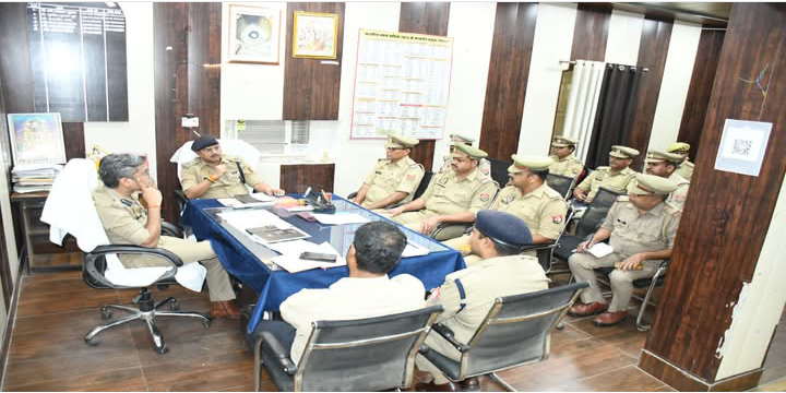 लखीमपुर खीरी : थाना गोला पर सावन माह के तीसरे सोमवार को लेकर एसपी ने बैठक कर दिए आवश्यक दिशा निर्देश