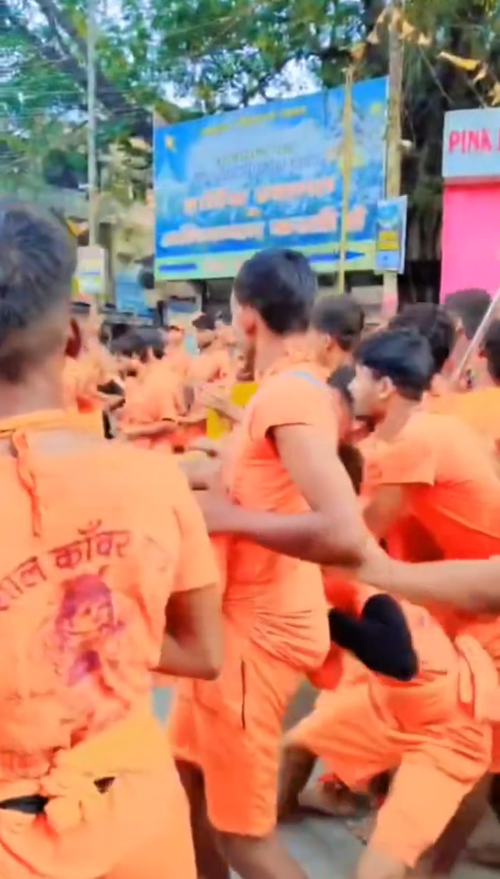 लखीमपुर खीरी : कावड़ियों ने अशोक चौराहा पर जमकर काटा हंगामा