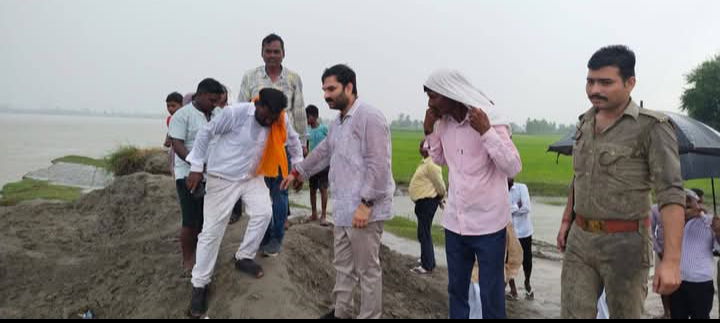 लखीमपुर खीरी : गोला विधायक अमन गिरी ने शारदा नदी कटान प्रभावित क्षेत्र का किया स्थलीय निरीक्षण