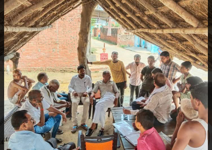 लखीमपुर खीरी : सपा पूर्व विधायक विनय तिवारी ने बिजुआ ब्लॉक के बूथ अध्यक्षों से मिलकर की पीडीए पर चर्चा