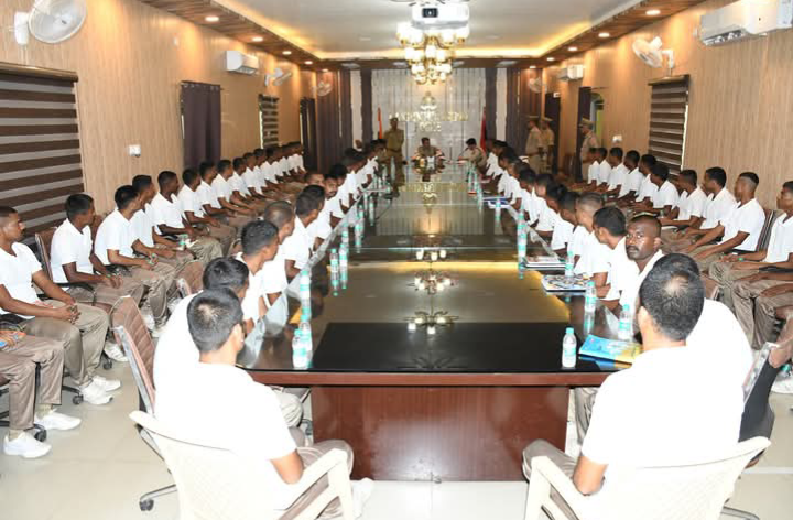 लखीमपुर खीरी : एसपी द्वारा पुलिस लाइन में आरटीसी प्रशिक्षण प्राप्त कर रहे रिक्रूट आरक्षियों का किया गया सम्मलेन