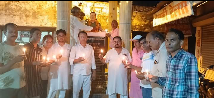 लखीमपुर खीरी : कांग्रेसियों ने कारगिल विजय दिवस मनाते हुए कैंडल जलाकर शहीदों को श्रद्धांजलि अर्पित करते हुए याद किया