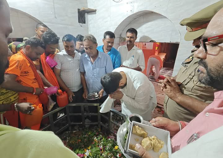 लखीमपुर खीरी : गोला विधायक अमन गिरी ने बाबा टेढ़ेनाथ का किया जलाभिषेक,सुरक्षा व्यवस्था का लिया जायजा