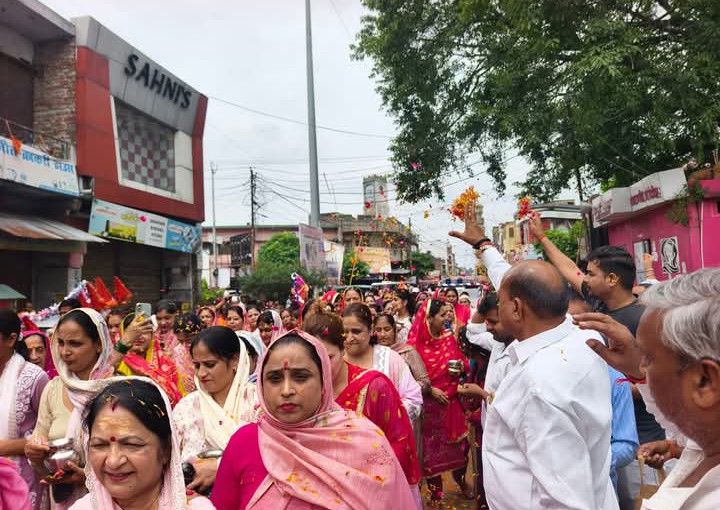 लखीमपुर खीरी : हरश्री नाथ मंदिर दरगाह से निकली कलश यात्रा का जगह जगह पुष्प वर्षा कर हुआ स्वागत,शिव मंदिर पहुंचकर किया जलाभिषेक