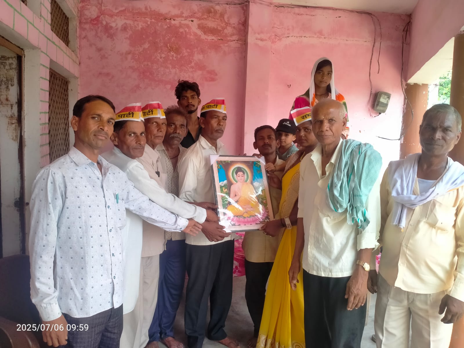 इटावा:-सम्यक पार्टी के राष्ट्रीय सचिव डॉक्टर हरिशंकर कठेरिया ने पार्टी कार्यकर्ताओं के साथ बैठक की