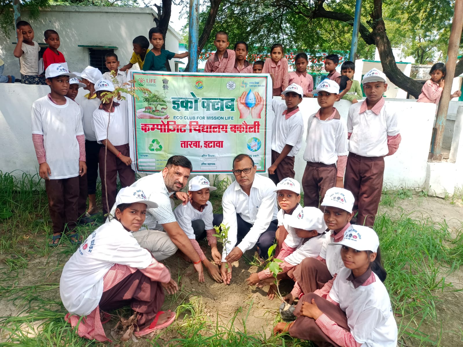 इटावा :कंपोजिट विद्यालय बकौली में प्रधानाध्यापक अवधेश सिंह राठौर के नेतृत्व में किया गया पौधारोपण