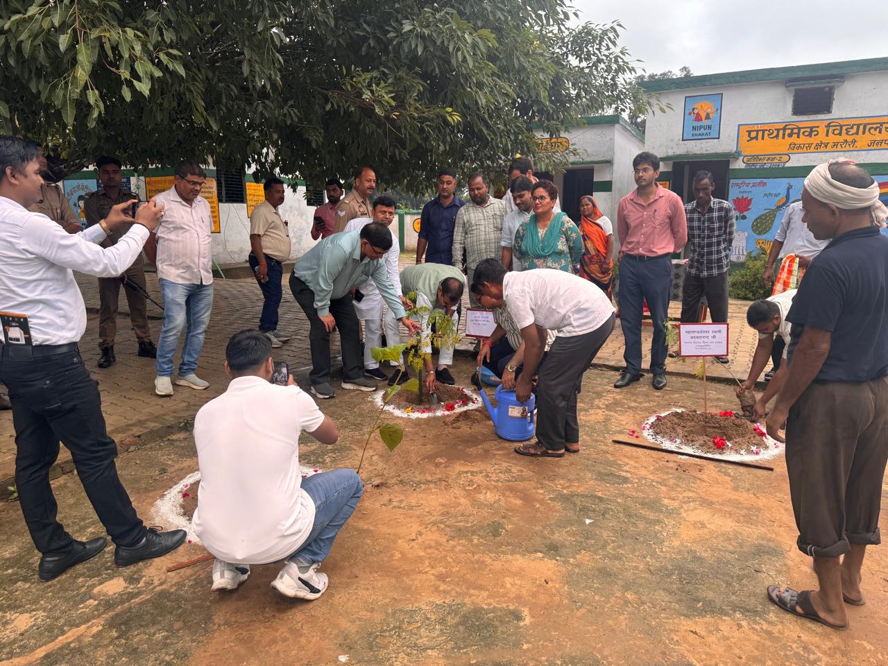 पीलीभीत: जिलाधिकारी ने विद्यालय बिठौरा कलां में किया पौधारोपण एवं बहुउद्देशीय प्राथमिक ग्रामीण सहकारी समिति लि0 का निरीक्षण।