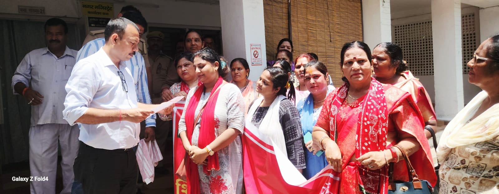 बरेली में प्राथमिक विद्यालयों को बंद करने के खिलाफ समाजवादी महिला सभा का ज़ोरदार प्रदर्शन किया