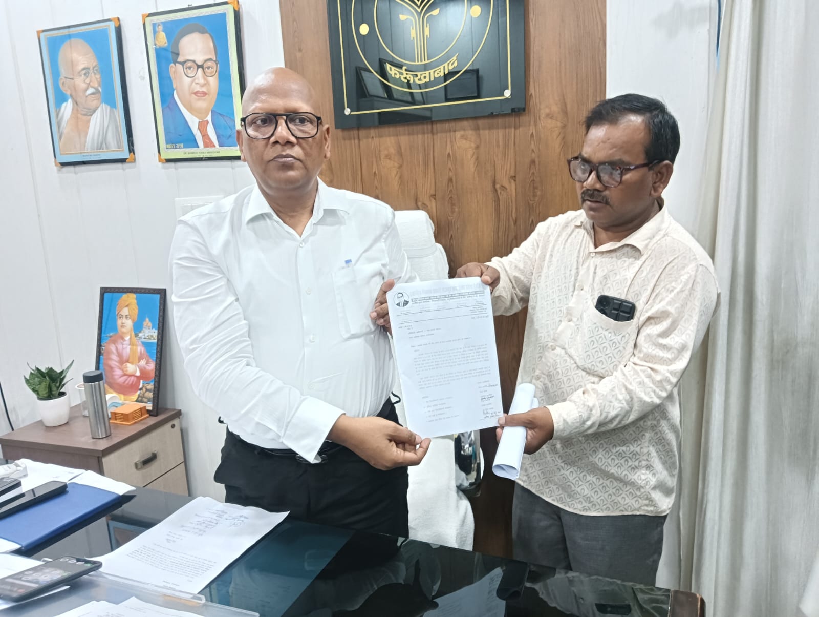 फर्रुखाबाद : स्थानीय निकाय सफाई मजदूर संघ उत्तर प्रदेश ने अधिशासी अधिकारी अधिकारी को दिया ज्ञापन ?