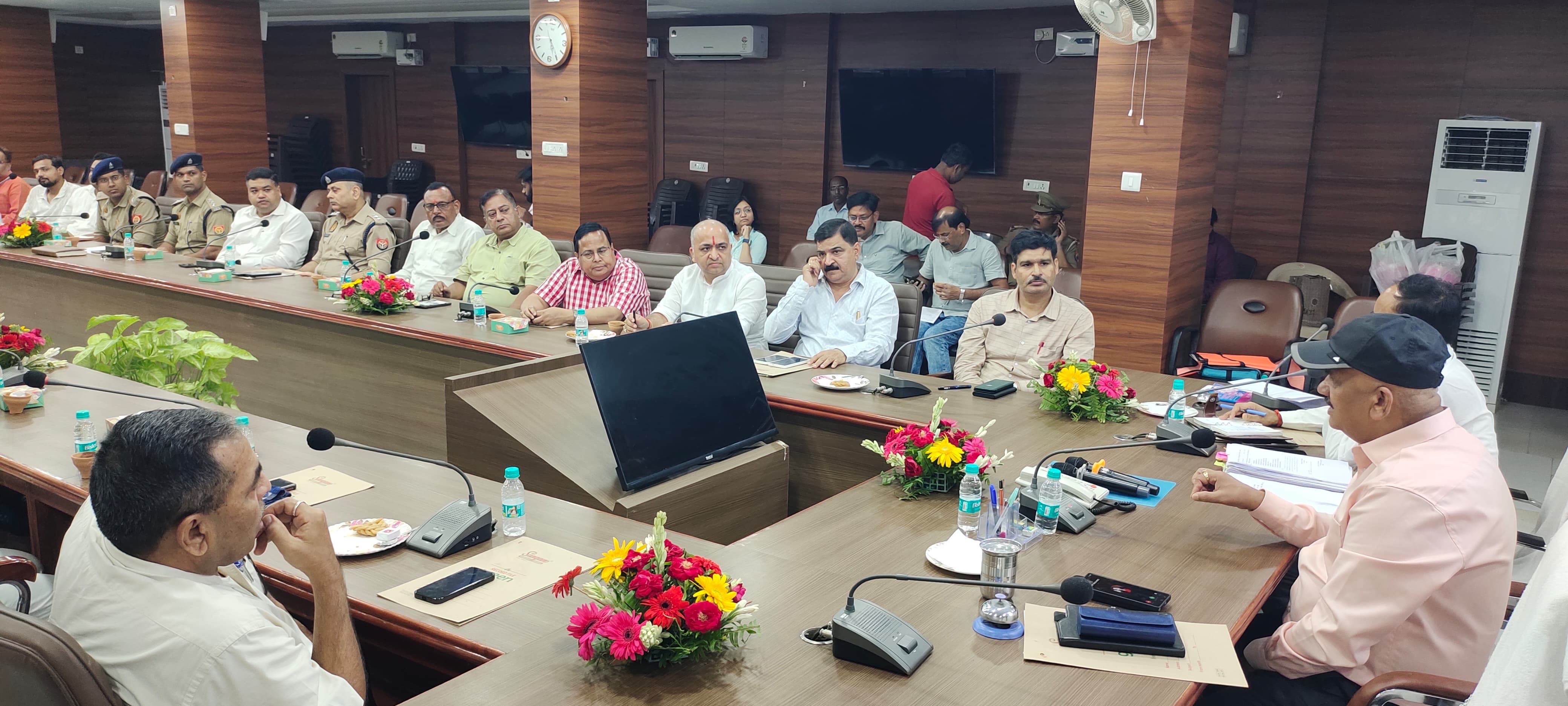 जौनपुर :जिलाधिकारी डॉ0 दिनेश चंद्र की अध्यक्षता में नागरिक सुरक्षा कोर की स्थापना बैठक कलेक्ट्रेट सभागार में हुई आयोजित
