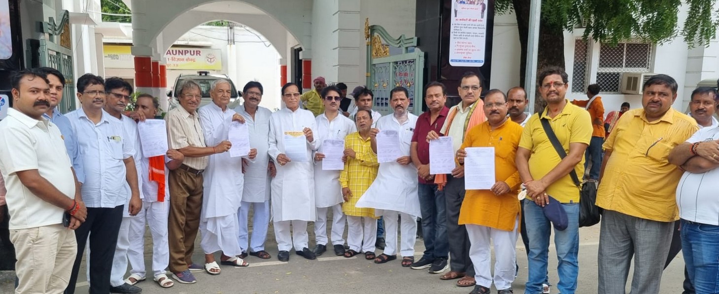 जौनपुर :व्यापार मण्डल ने जिलाधिकारी के माध्यम से मुख्यमंत्री को भेजा ज्ञापन