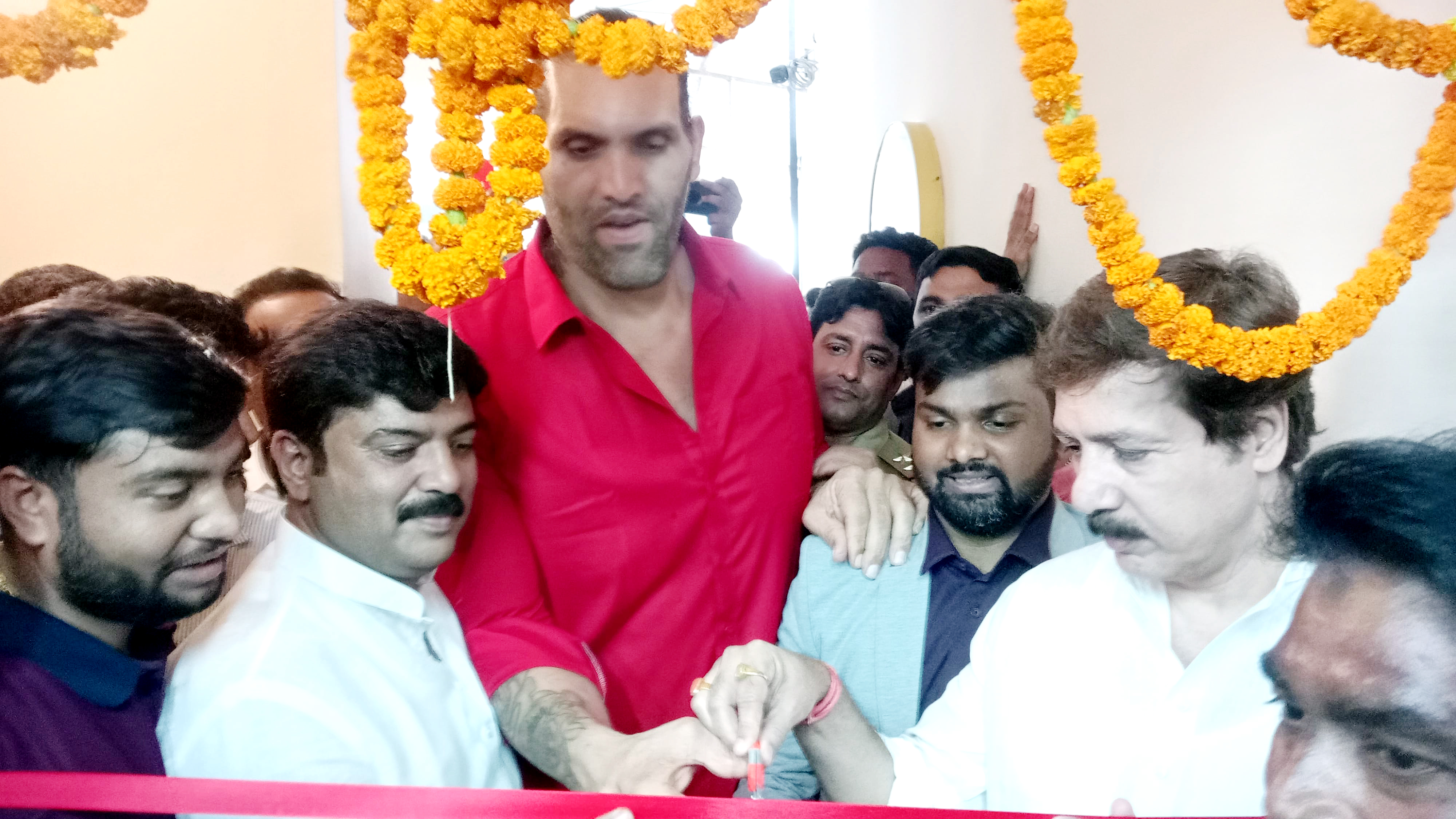 जौनपुर :द ग्रेट खली व पूर्व सांसद धनंजय सिंह ने जौनपुर फिटनेस जिम का किया उद्घाटन