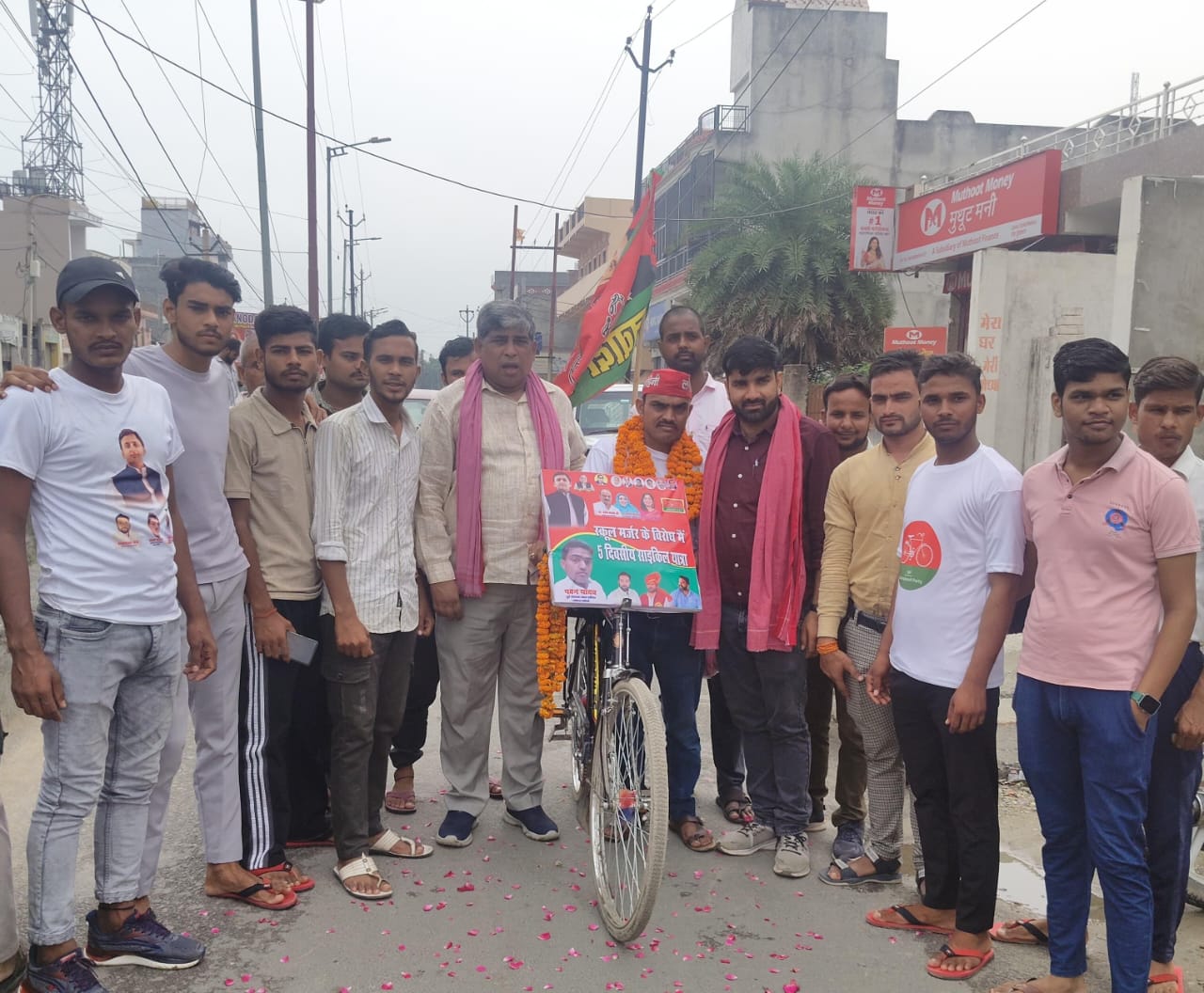 कासगंज: स्कूल मर्जर के खिलाफ समाजवादी पार्टी की पांच दिवसीय "पीडीए साइकिल यात्रा" जारी