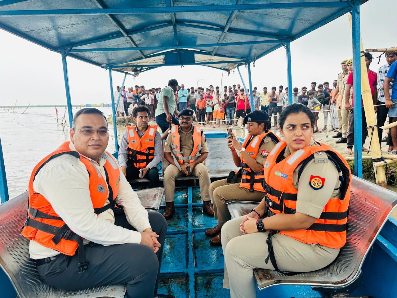कासगंज: जिलाधिकारी प्रणय सिंह एवं पुलिस अधीक्षक अंकिता शर्मा ने बारिश को देखते हुए लहरा घाट का निरीक्षण कर कांवड़ यात्रा की व्यवस्थाओं का लिया जायजा।