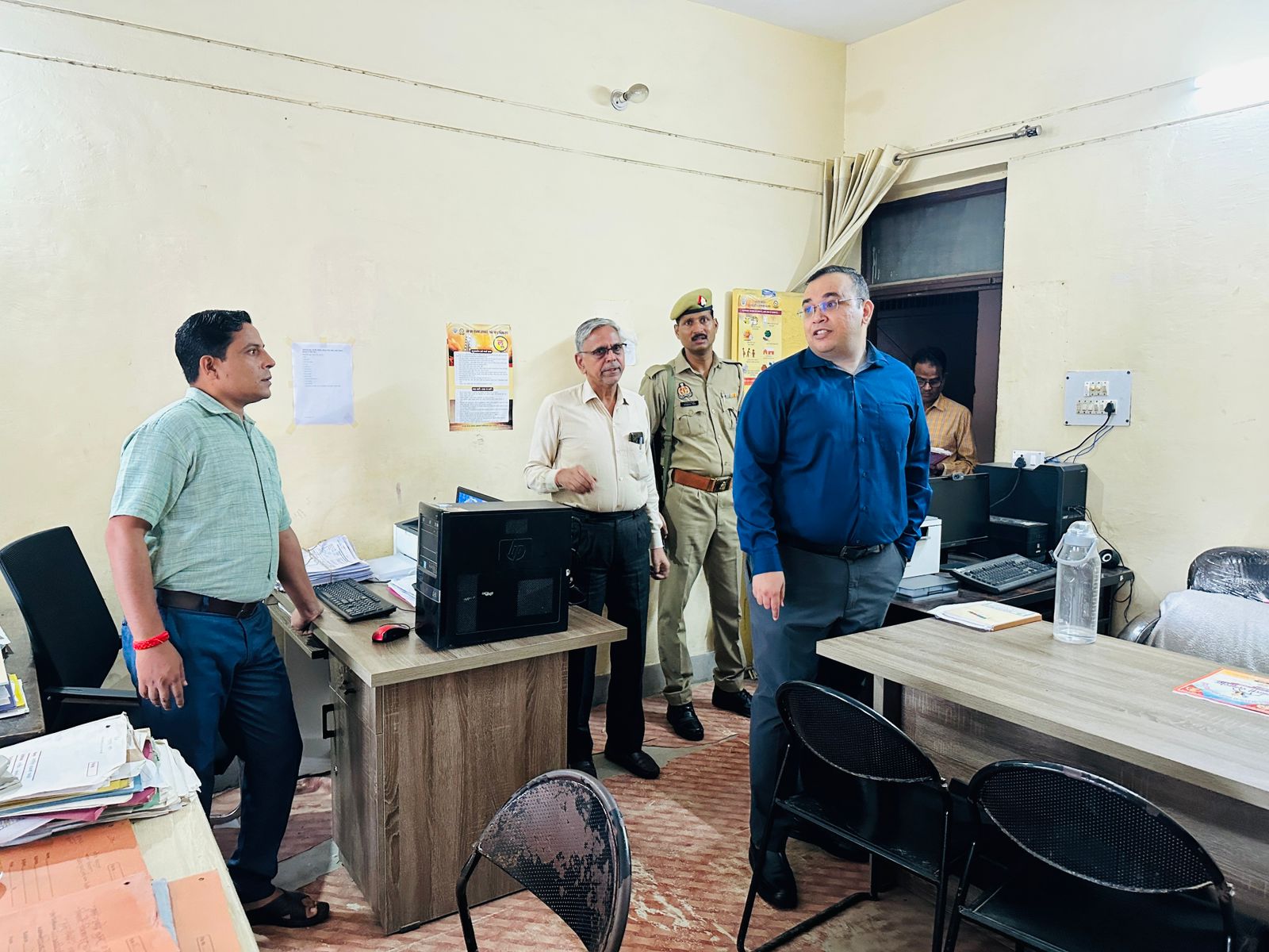 जिलाधिकारी  ने तहसील सदर कासगंज का औचक निरीक्षण कर कड़ी नाराजगी प्रकट करते हुये सम्बन्धित अधिकारियों एवं कर्मचारियों को दिये आवश्यक निर्देश।