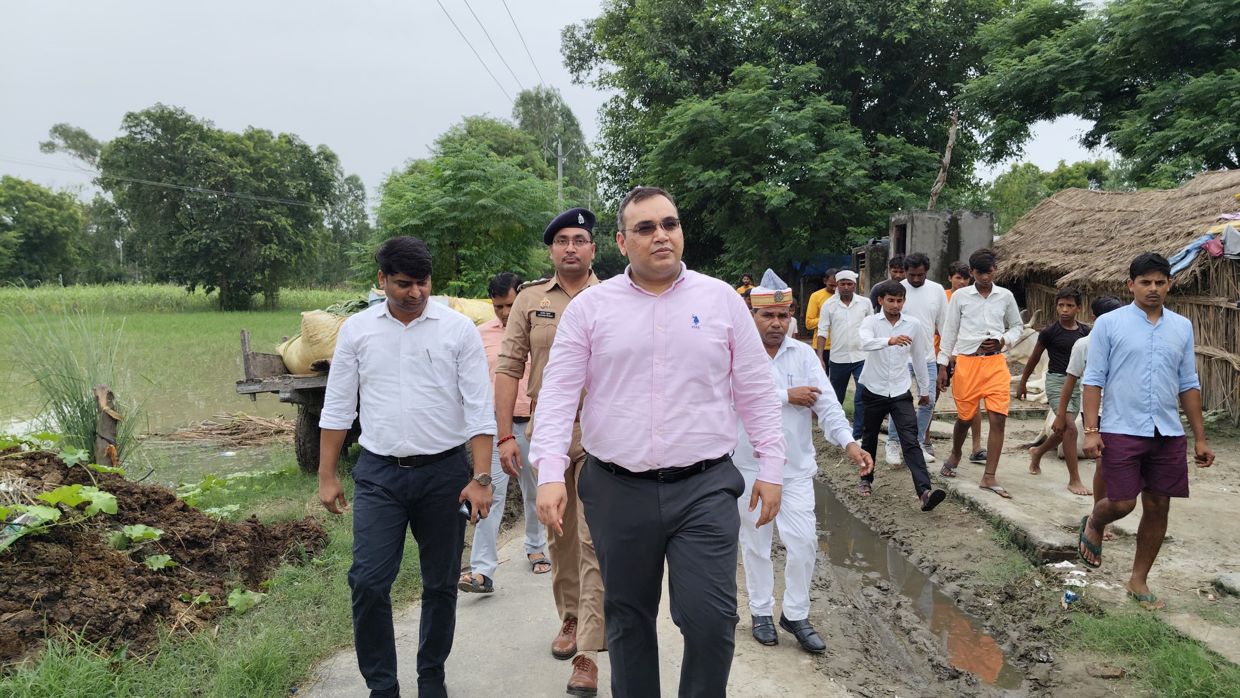 कासगंज: वर्षा को देखते हुए व गंगा का जलस्तर बढ़ते हुए जिलाधिकारी प्रणय सिंह ने ग्राम मूंज खेड़ा नगला दुर्जन एवं नगला जय किशन गांव का निरीक्षण कर संबंधित अधिकारियों को निर्देश दिए