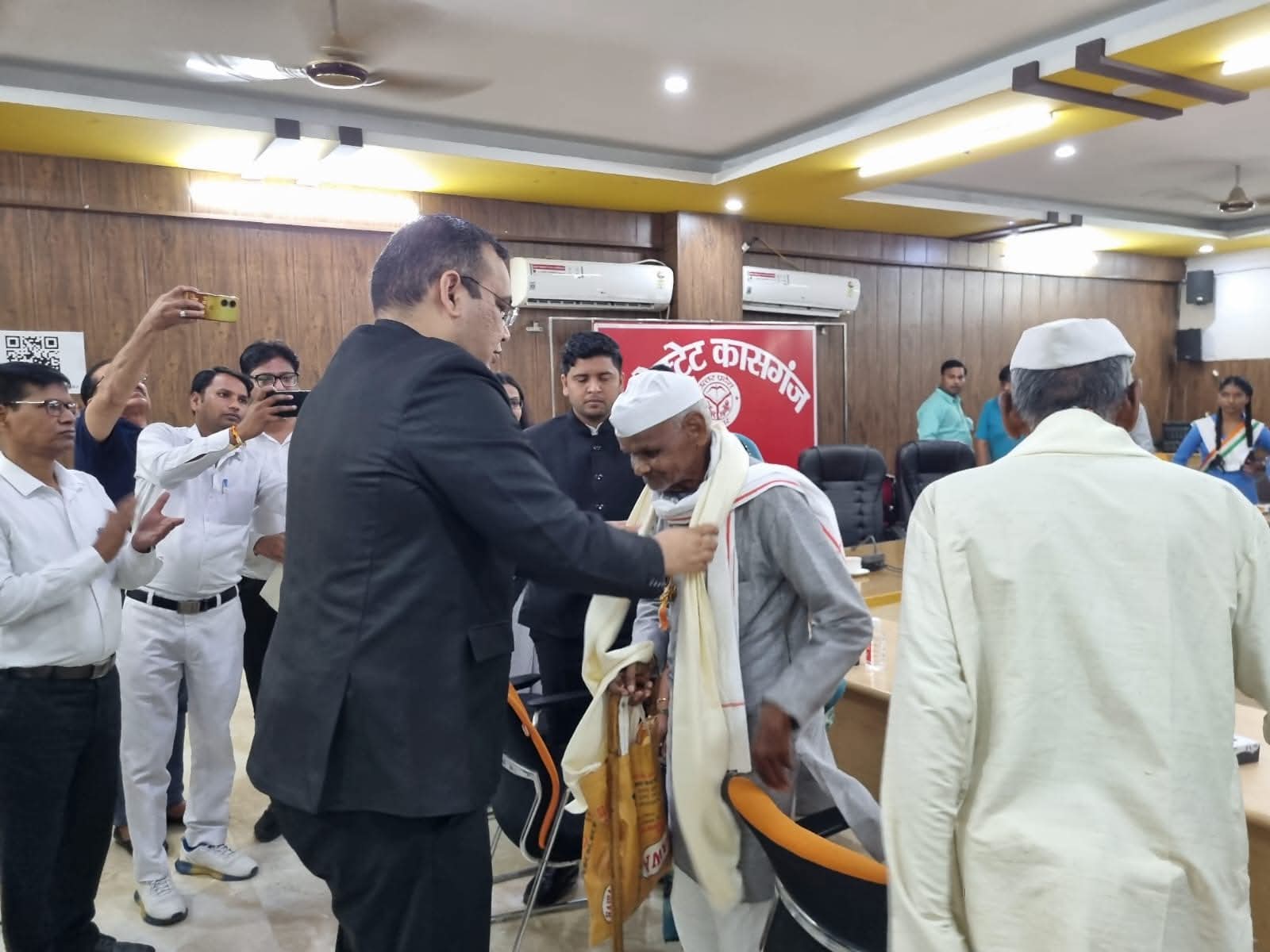 कासगंज: डीएम ने स्वतंत्रता संग्राम सेनानियों व अमर शहीद के परिजन को अंग-वस्त्र व मिष्ठान भेंट कर किया सम्मानित।