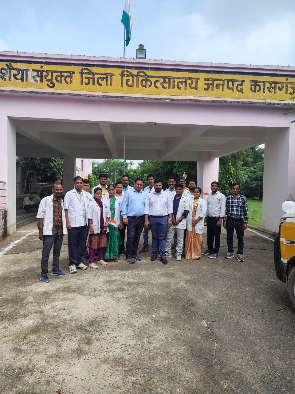 जिला अस्पताल कासगंज में एम्बुलेंस पायलट , मेडिकल टेक्नीशियन ओर उनके अधिकारियों ने ध्वज पताका फहरा कर देश वासियों को स्वतंत्रता दिवस की शुभ कामनाएं दी