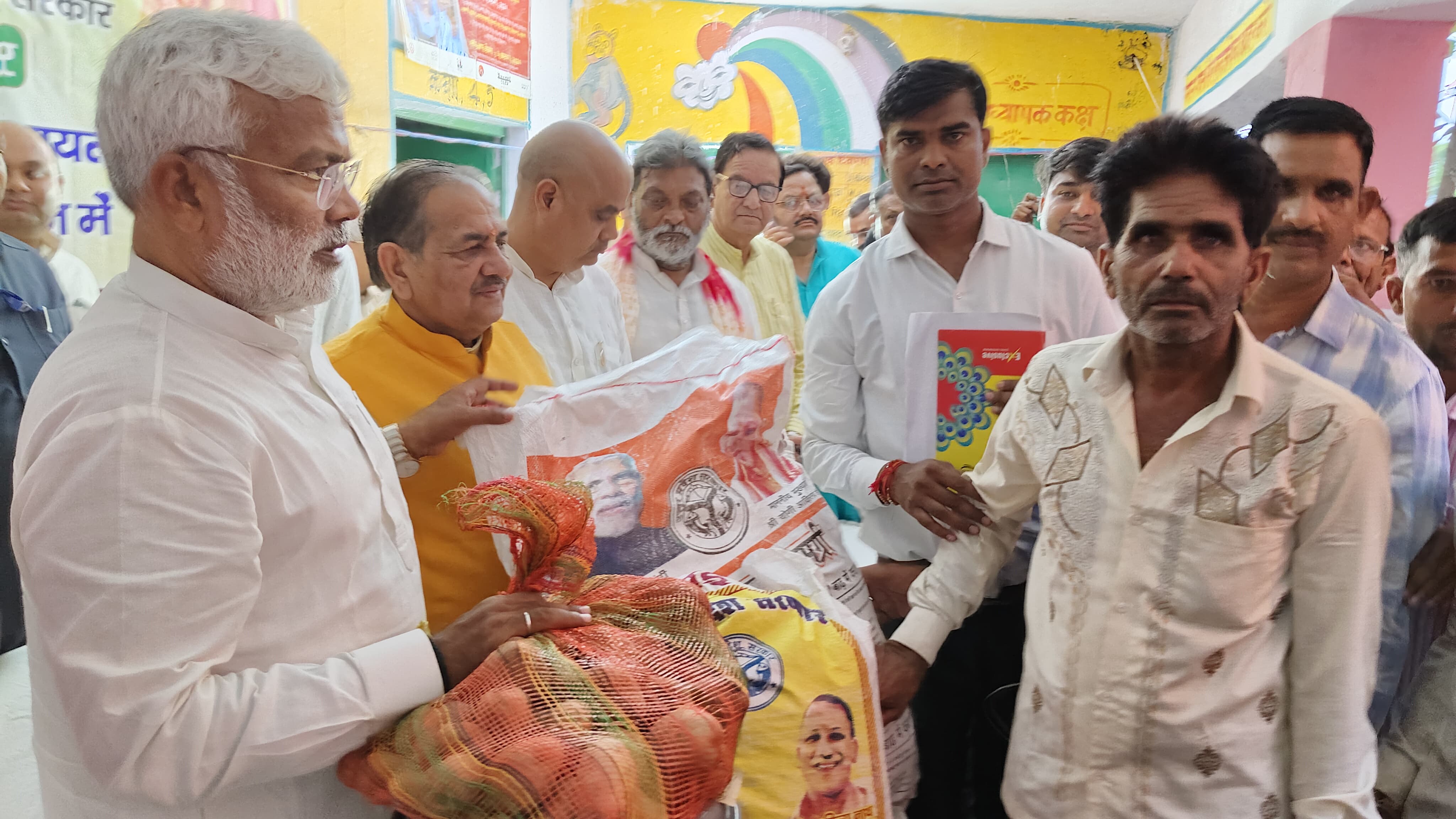 कासगंज: जल शक्ति मंत्री स्वतंत्र देव सिंह जनपद के जन प्रतिनिधियों एवं जिलाधिकारी प्रणय सिंह के साथ जलभराव व कटान प्रभावित क्षेत्रों का किया भ्रमण