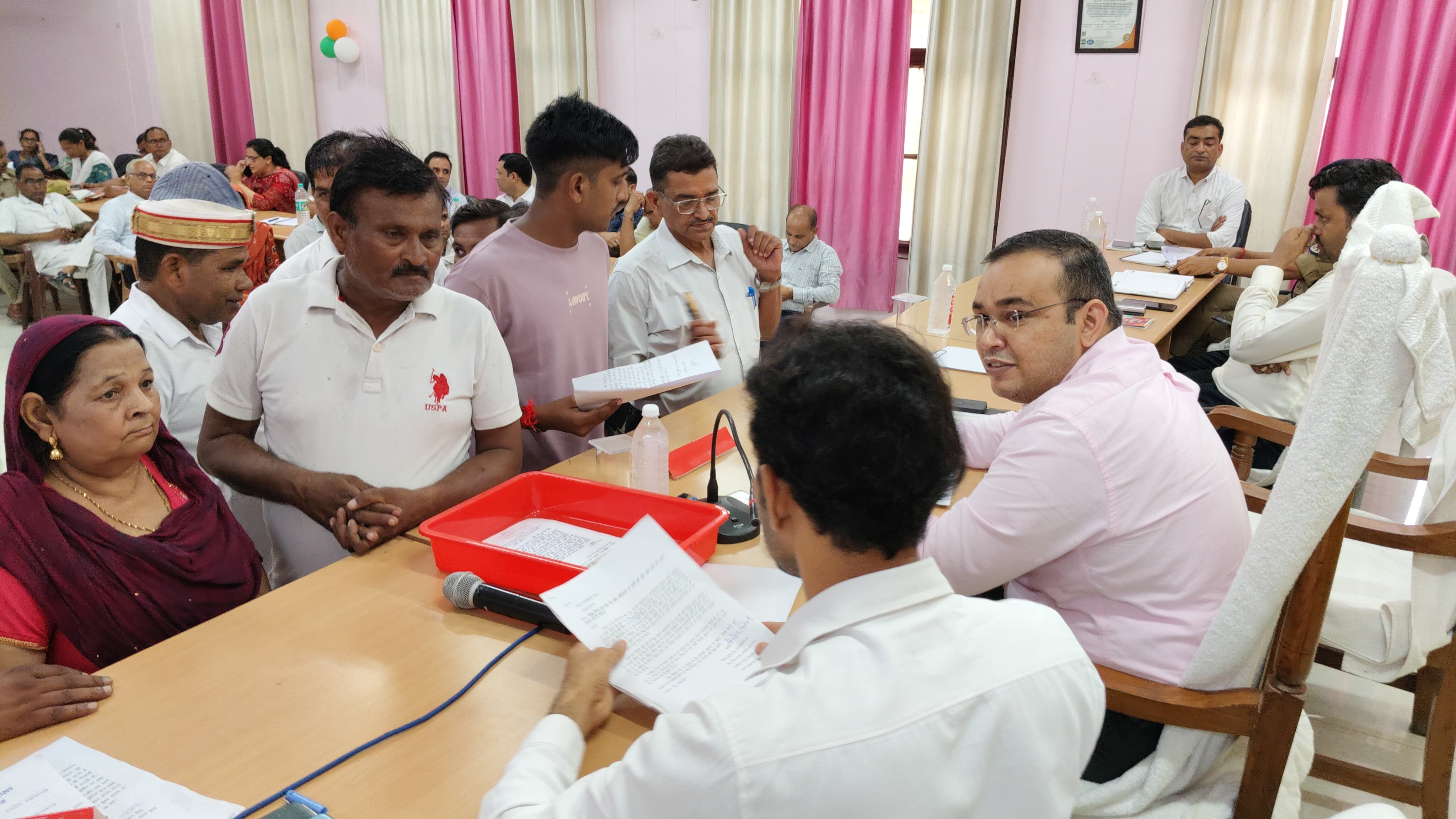 कासगंज: जिलाधिकारी प्रणय सिंह की अध्यक्षता में पुलिस अधीक्षक अंकिता शर्मा की उपस्थिति में कासगंज तहसील में सम्पूर्ण समाधान दिवस का हुआ आयोजन।