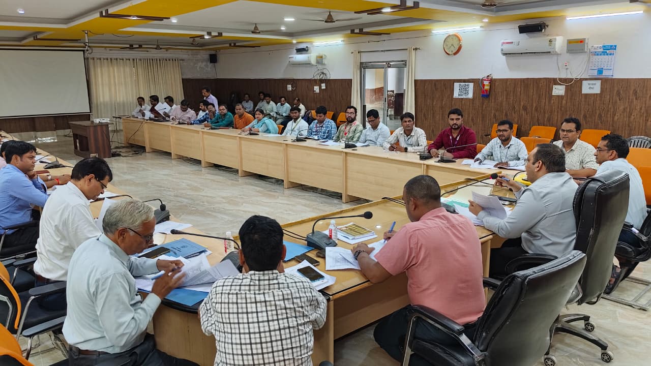 कासगंज : जिलाधिकारी प्रणय सिंह एवं पुलिस अधीक्षक अंकिता शर्मा की अध्यक्षता में कलेक्ट्रेट सभागार में जिला सड़क सुरक्षा समिति की बैठक आयोजित की गई।