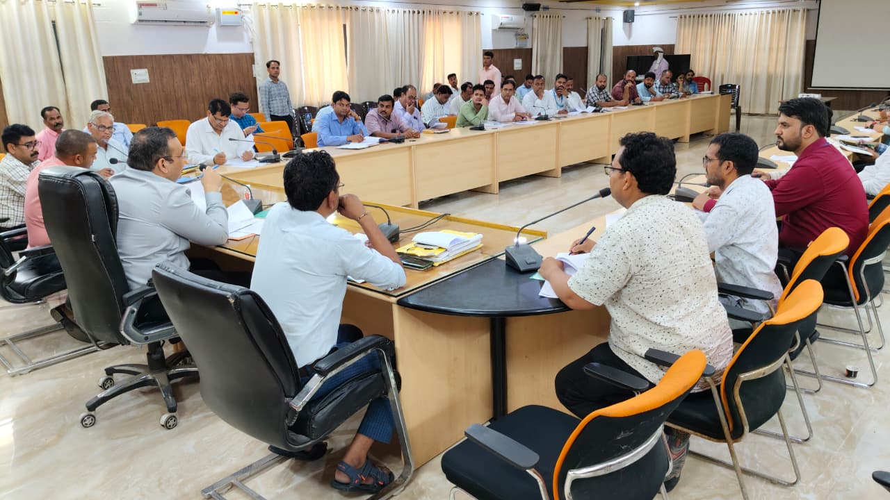 कासगंज : जिलाधिकारी प्रणय सिंह एवं पुलिस अधीक्षक अंकिता शर्मा की अध्यक्षता में कलेक्ट्रेट सभागार में जिला सड़क सुरक्षा समिति की बैठक आयोजित की गई।