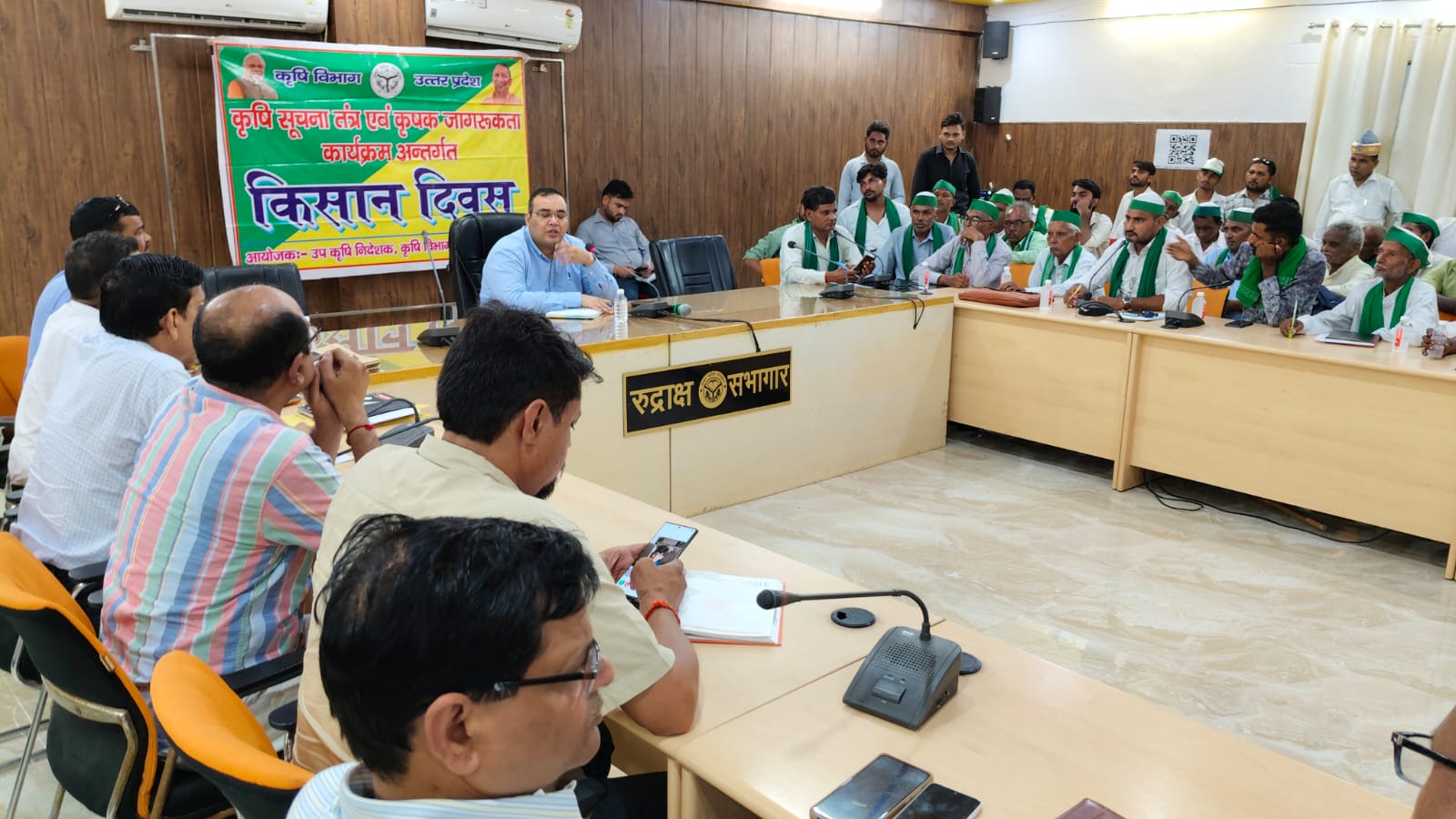 कासगंज : किसानों का हित सर्वाेपरि, किसानो की समस्या का हो त्वरित निस्तारण-जिलाधिकारी