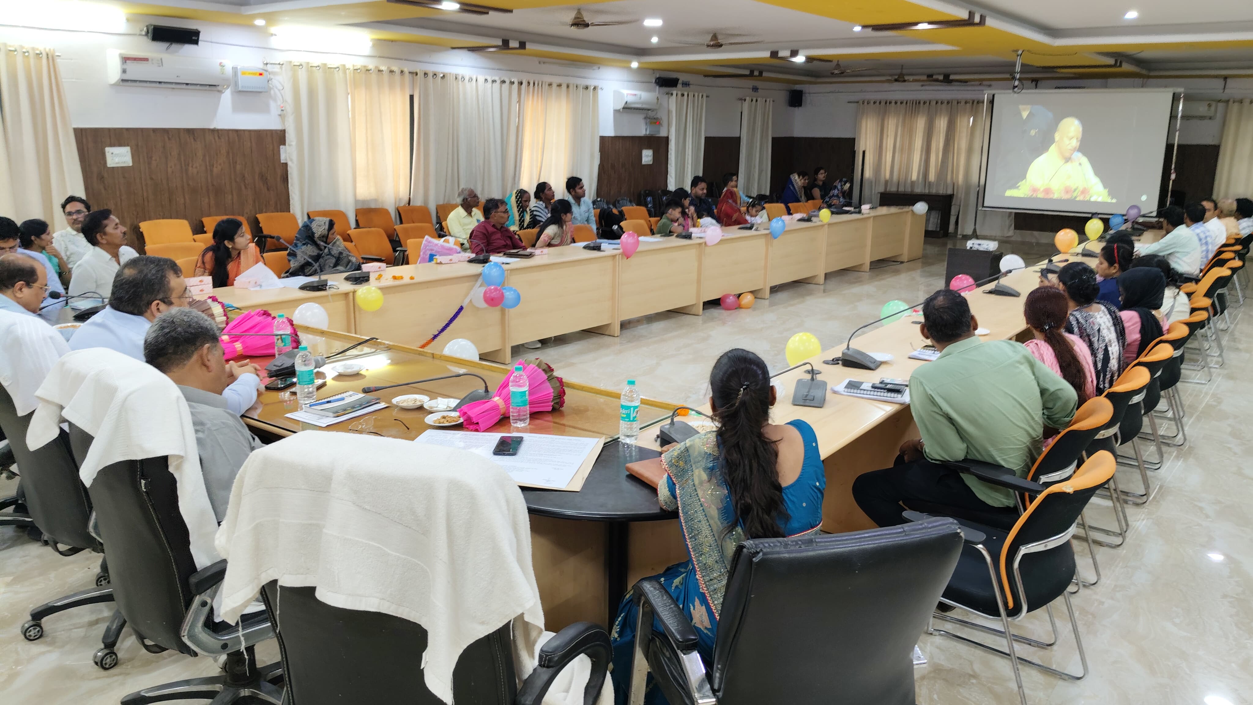 कासगंज; 27 अगस्त 20252425 मुख्य सेविकाओं एवं 13 फार्मासिस्टों को लखनऊ में आयोजित कार्यक्रम में नियुक्ति पत्र वितरण का शुभारंभ जिसका सजीव प्रसारण कलेक्टेªट सभागार में देखा गया27 अगस्त 2025