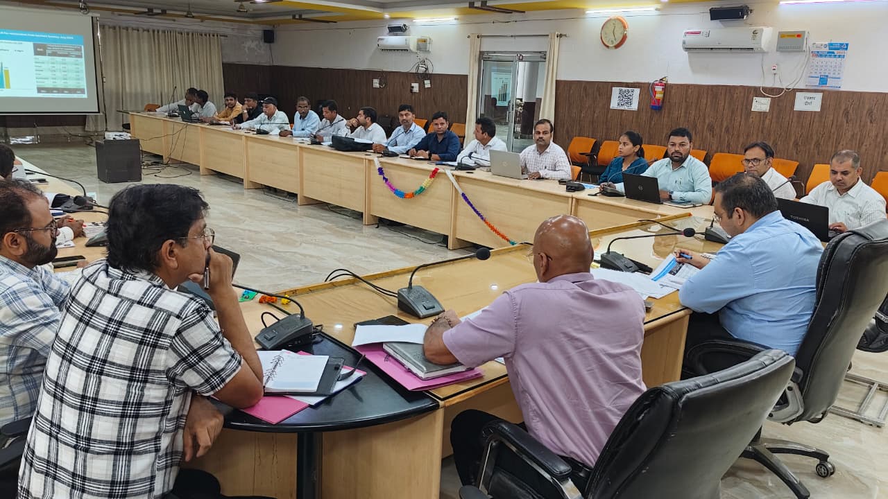 कासगंज: जनपद में पर्याप्त उर्वरक की उपलब्धता है, किसान भाई उर्वरकों की होर्डिंग ना करें